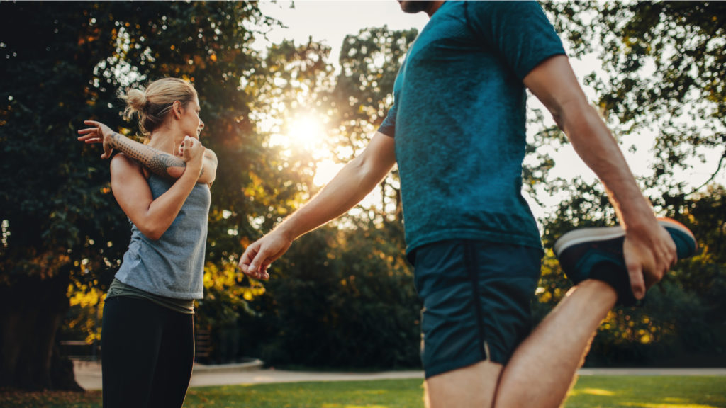 Un couple s'échauffe avant les efforts