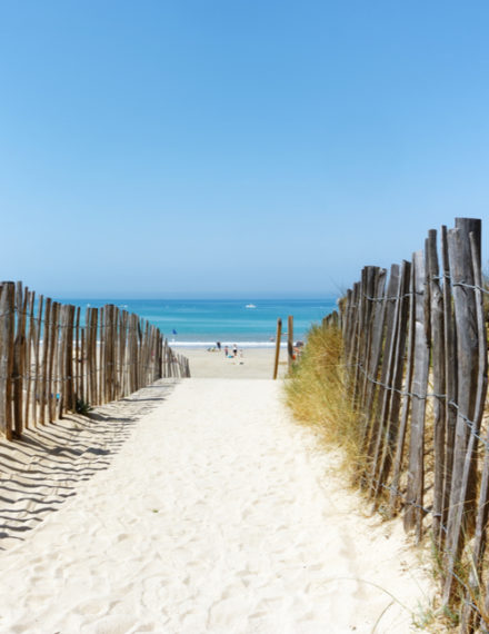 Arrivée sur une plage de l'Île de Ré