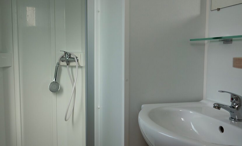Salle de bain d'un mobil-home Confort