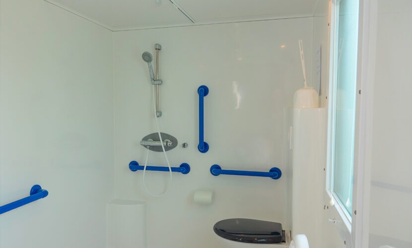 Salle de bain d'un mobil-home PMR