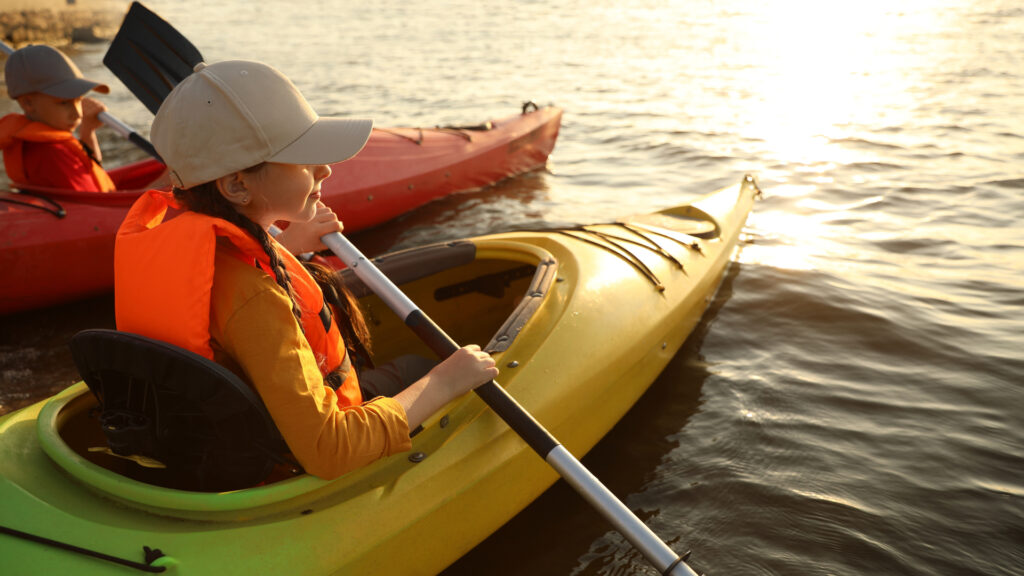 Canoë en famille sur un lac