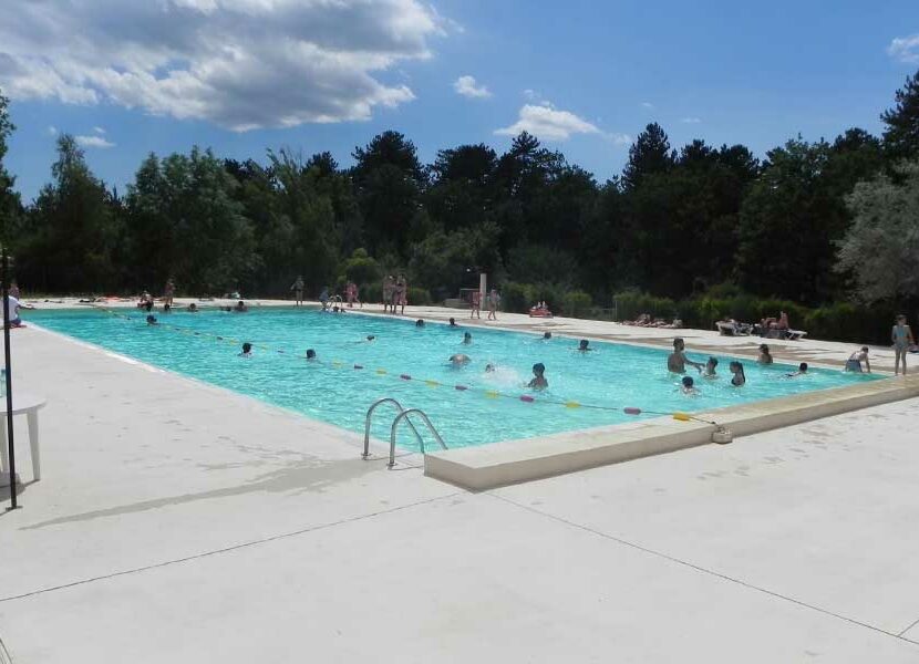 Sie langweilt sich alleine am Pool Sie langweilt sich alleine am Pool