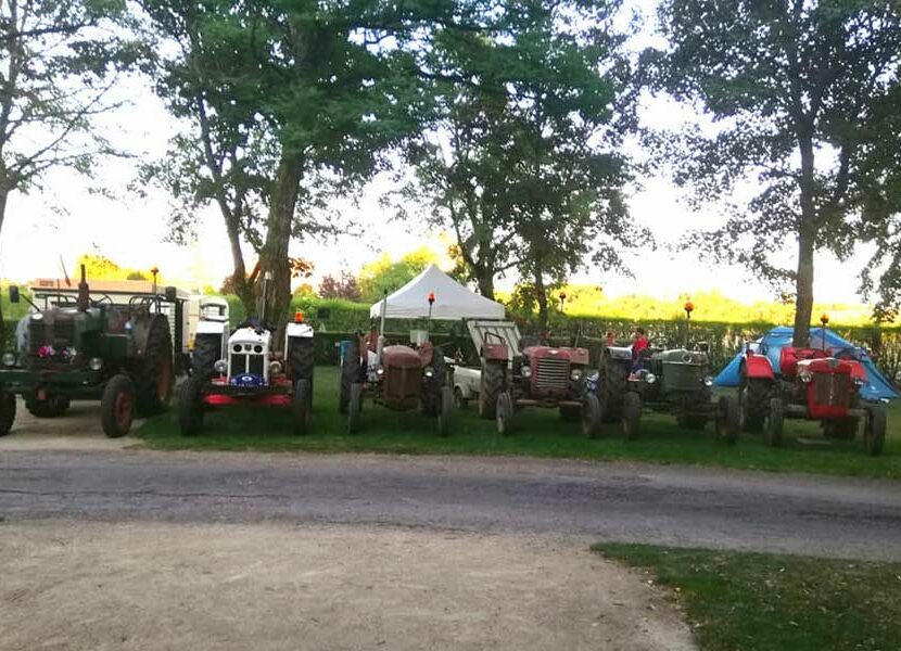 Plusieurs tracteurs exposés au camping de contrexeville