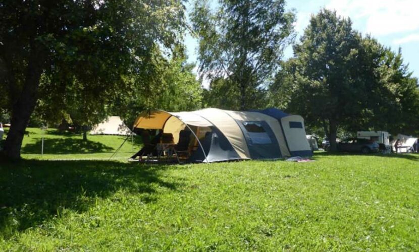 Tente déployée sur un emplacement au camping le plo