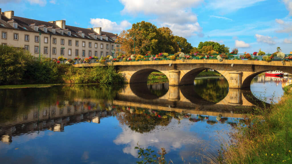 À Pontivy, reflet du pont dans le canal de Nantes à Brest