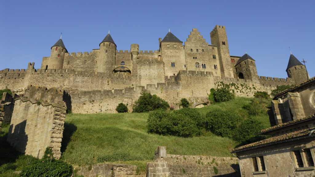 Vue au pied de la Cité de Carcassonne