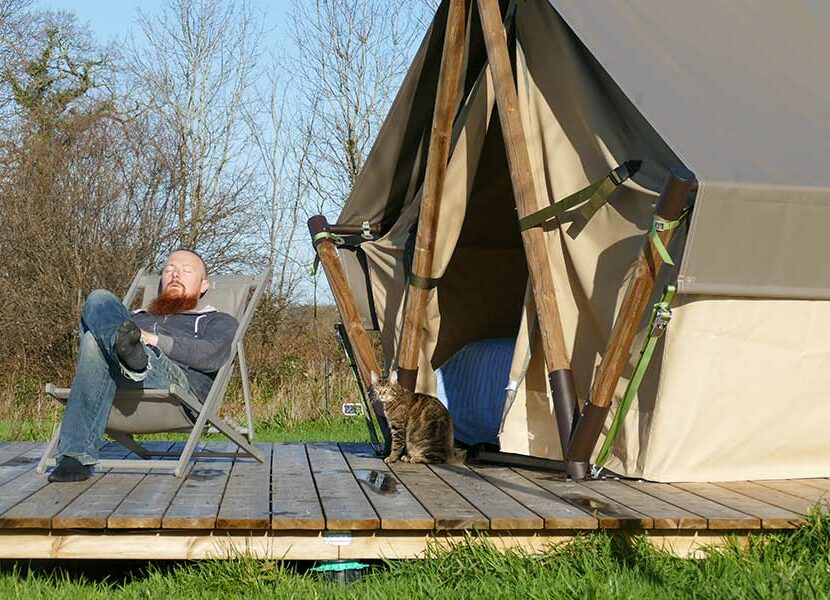 Repos sur la terrasse de la tente canadienne