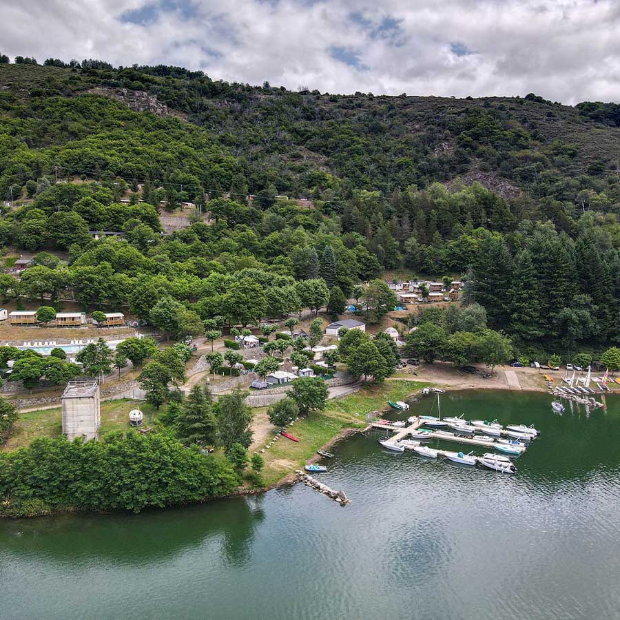 Le Camping Lac de Villefort vu du ciel