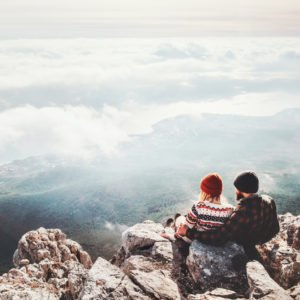 Couple éco-voyageur à la montagne