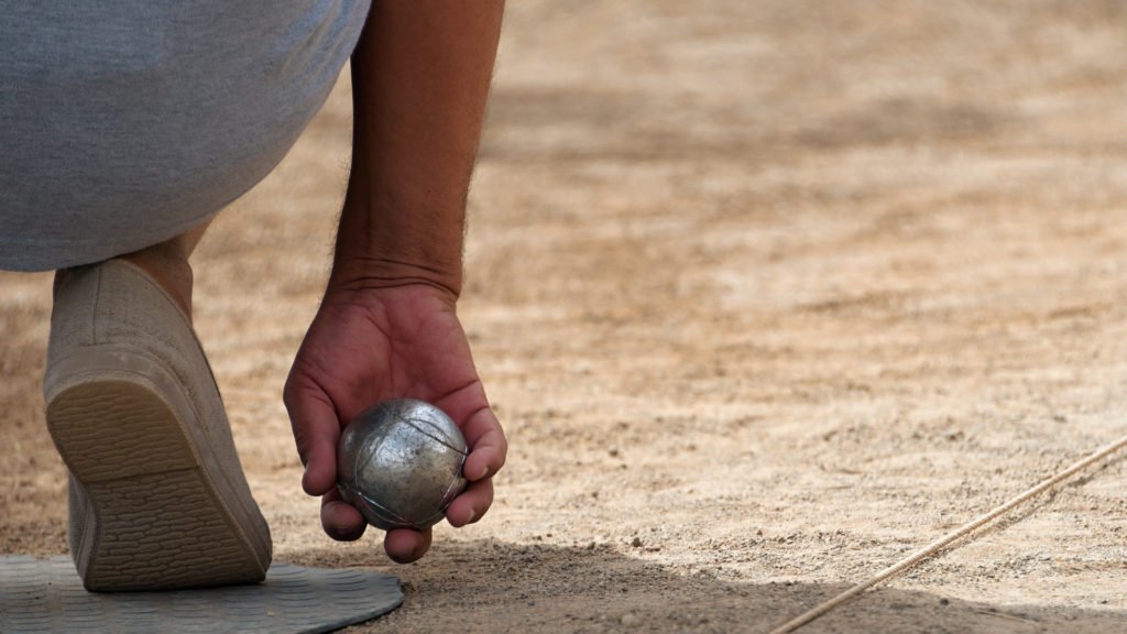 s'initier à la pétanque : Posture du bouliste