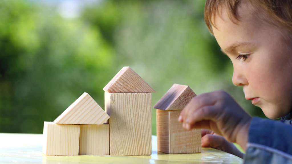 Jeune garçon concentré sur sa maquette