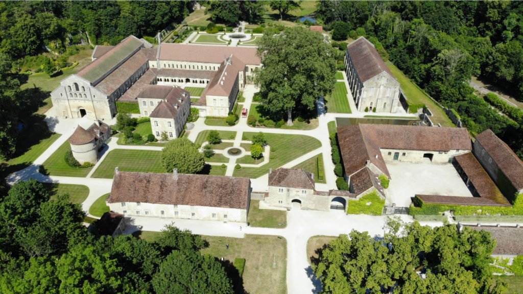 Abbaye cistercienne de Fontenay vue du ciel