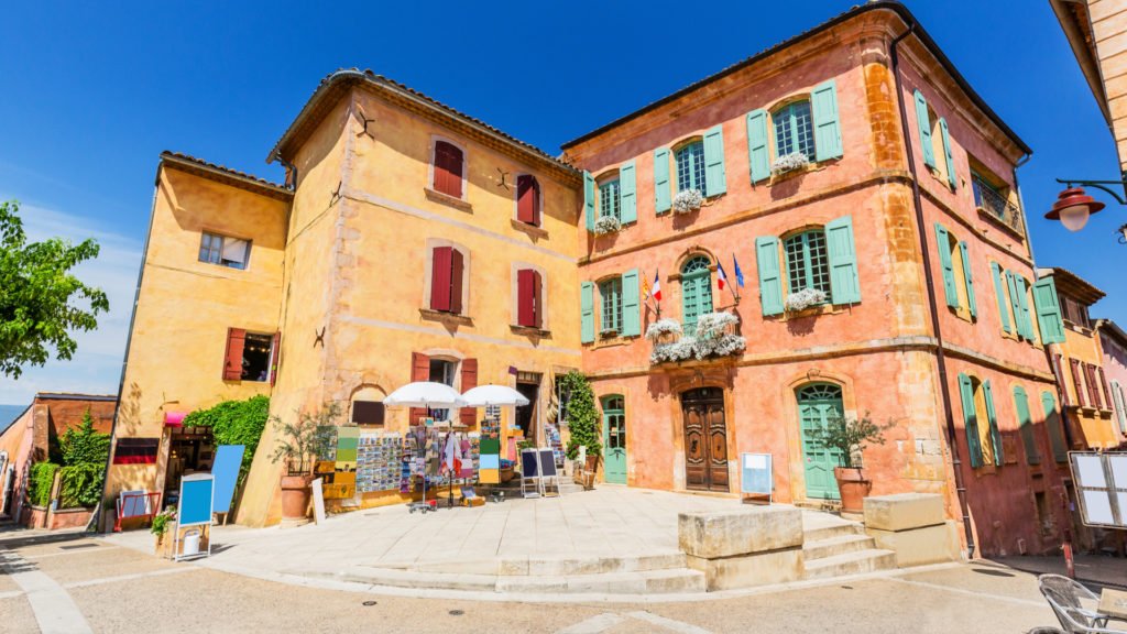 Façades aux couleurs des ocres dans le village de Roussillon