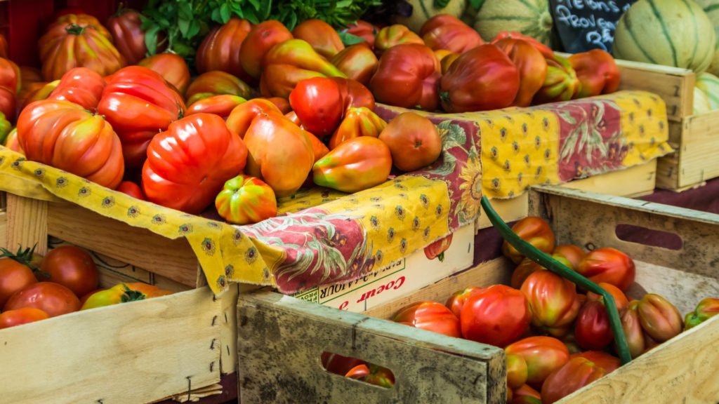 Tomates dans l'un des plus beaux villages du Vaucluse