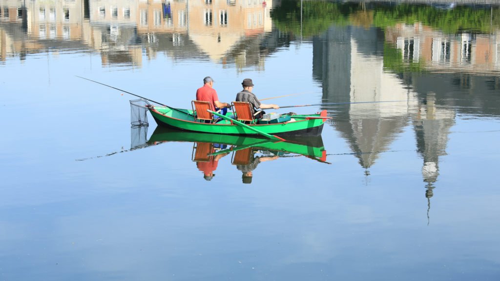 Deux hommes pêchent sur la Meuse à Givet