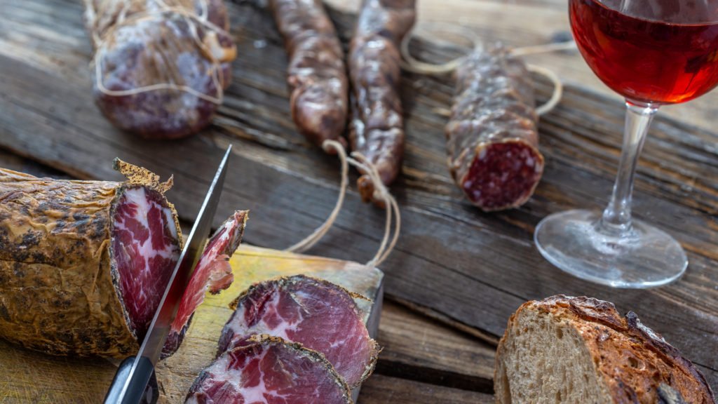 Charcuterie et salaisons font la renommée de la gastronomie corse