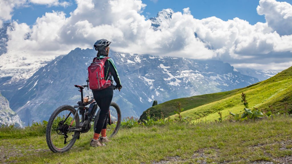 Jeune femme et son VTT