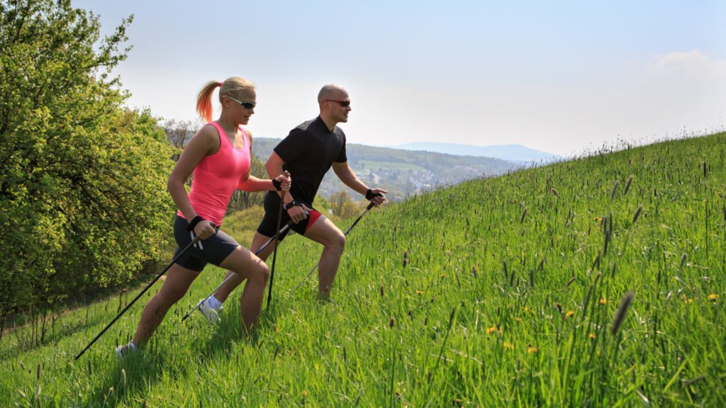 Couple pratiquant la marche nordique