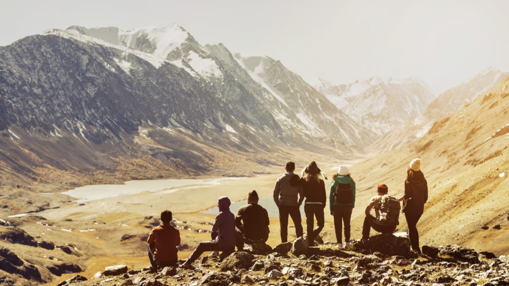 Groupe d'amis en montagne