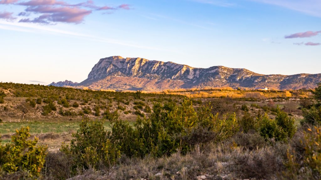 Le Pic Saint-Loup vu de la campagne environnante